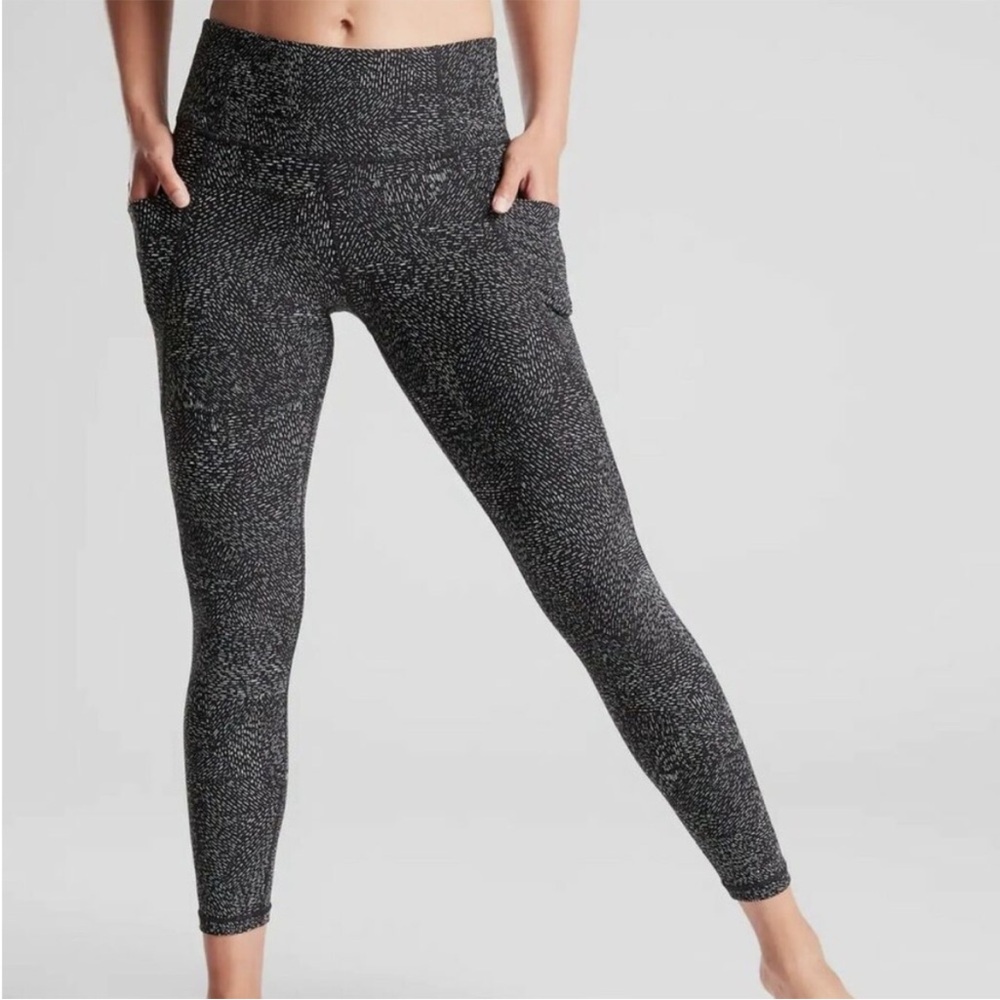 Athleta Salutation Stash Pocket Rainwater Tight Black Size Small